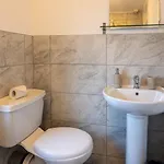 3 Bedroom House In Bris-tol - Sleeps 6 Guests, Contractors, Groups, Families, Business, Leisure & Relocation Welcome, 11 Minutes From Centre, Fast Wi-fi, Smart Tv And Free Private Parking For Two Cars Or Vans, Long And Short We