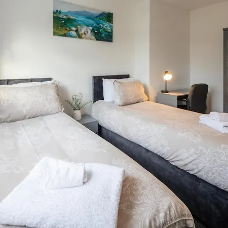 別荘 3 Bedroom House In Bris-tol - Sleeps 6 Guests, Contractors, Groups, Families, Business, Leisure & Relocation Welcome, 11 Minutes From Centre, Fast Wi-fi, Smart Tv And Free Private Parking For Two Cars Or Vans, Long And Short We ブリストル