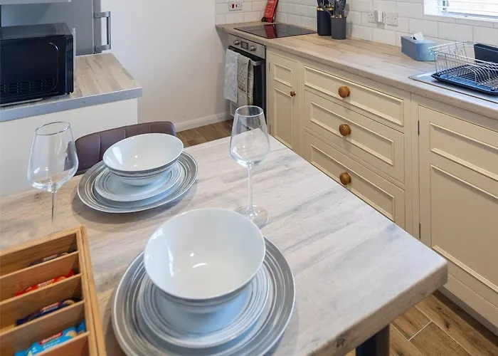 Nyaraló 3 Bedroom House In Bris-tol - Sleeps 6 Guests, Contractors, Groups, Families, Business, Leisure & Relocation Welcome, 11 Minutes From Centre, Fast Wi-fi, Smart Tv And Free Private Parking For Two Cars Or Vans, Long And Short We Bristol