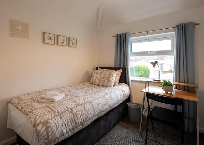 別荘 3 Bedroom House In Bris-tol - Sleeps 6 Guests, Contractors, Groups, Families, Business, Leisure & Relocation Welcome, 11 Minutes From Centre, Fast Wi-fi, Smart Tv And Free Private Parking For Two Cars Or Vans, Long And Short We