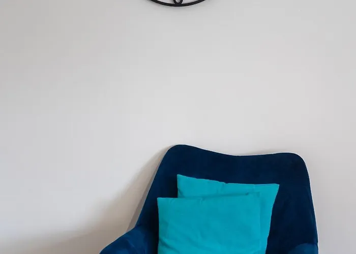 3 Bedroom House In Bris-tol - Sleeps 6 Guests, Contractors, Groups, Families, Business, Leisure & Relocation Welcome, 11 Minutes From Centre, Fast Wi-fi, Smart Tv And Free Private Parking For Two Cars Or Vans, Long And Short We Nyaraló Bristol