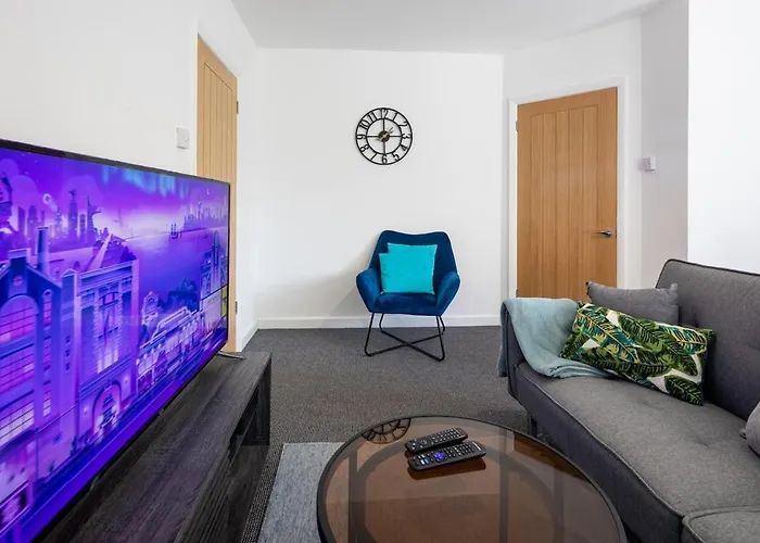 3 Bedroom House In Bris-tol - Sleeps 6 Guests, Contractors, Groups, Families, Business, Leisure & Relocation Welcome, 11 Minutes From Centre, Fast Wi-fi, Smart Tv And Free Private Parking For Two Cars Or Vans, Long And Short We ブリストル