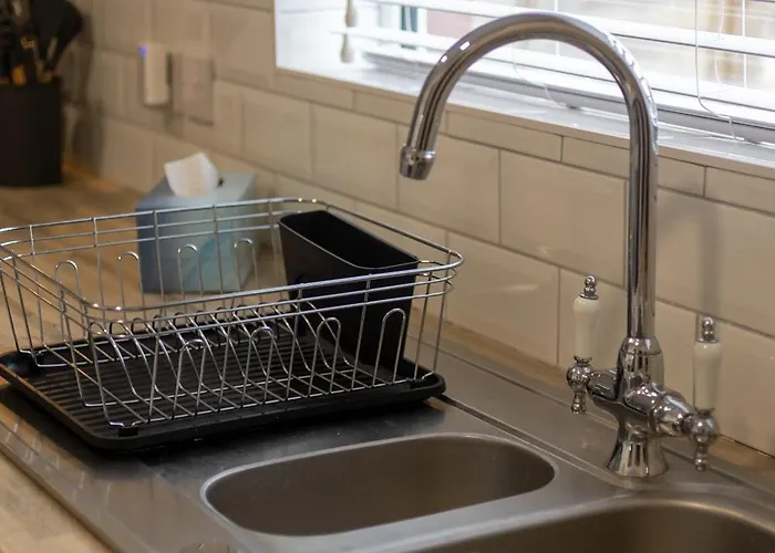 3 Bedroom House In Bris-tol - Sleeps 6 Guests, Contractors, Groups, Families, Business, Leisure & Relocation Welcome, 11 Minutes From Centre, Fast Wi-fi, Smart Tv And Free Private Parking For Two Cars Or Vans, Long And Short We