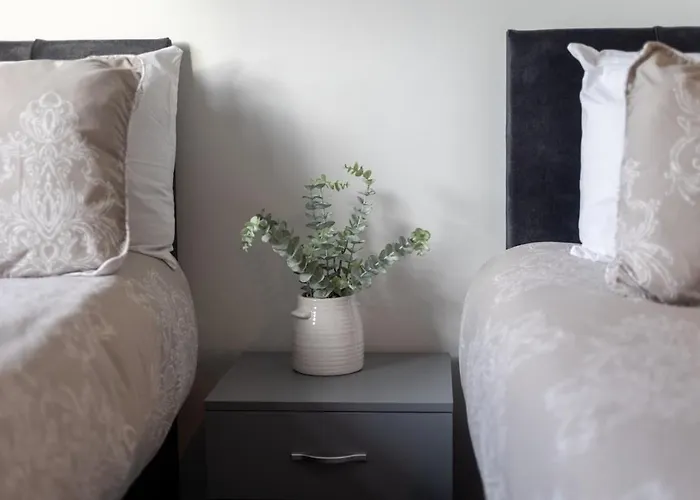 別荘 3 Bedroom House In Bris-tol - Sleeps 6 Guests, Contractors, Groups, Families, Business, Leisure & Relocation Welcome, 11 Minutes From Centre, Fast Wi-fi, Smart Tv And Free Private Parking For Two Cars Or Vans, Long And Short We