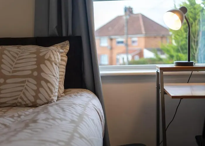 3 Bedroom House In Bris-tol - Sleeps 6 Guests, Contractors, Groups, Families, Business, Leisure & Relocation Welcome, 11 Minutes From Centre, Fast Wi-fi, Smart Tv And Free Private Parking For Two Cars Or Vans, Long And Short We * ブリストル