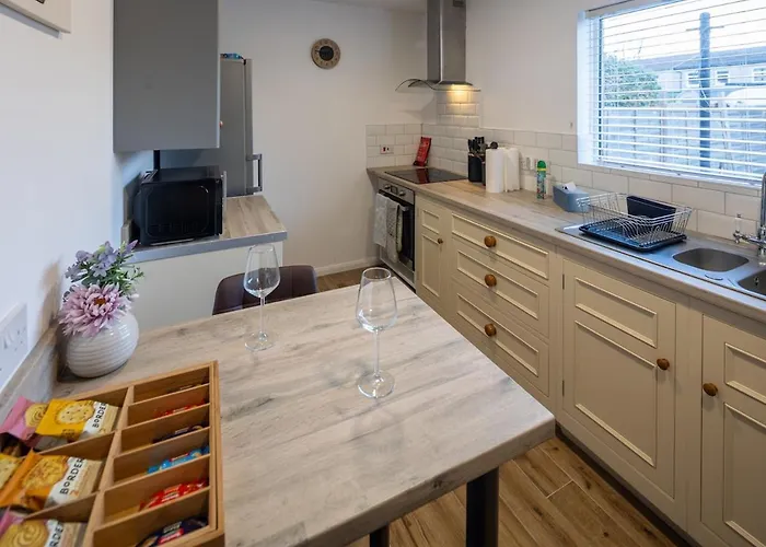 3 Bedroom House In Bris-tol - Sleeps 6 Guests, Contractors, Groups, Families, Business, Leisure & Relocation Welcome, 11 Minutes From Centre, Fast Wi-fi, Smart Tv And Free Private Parking For Two Cars Or Vans, Long And Short We *