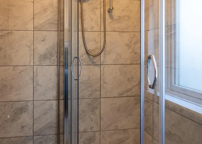 3 Bedroom House In Bris-tol - Sleeps 6 Guests, Contractors, Groups, Families, Business, Leisure & Relocation Welcome, 11 Minutes From Centre, Fast Wi-fi, Smart Tv And Free Private Parking For Two Cars Or Vans, Long And Short We Nyaraló Bristol