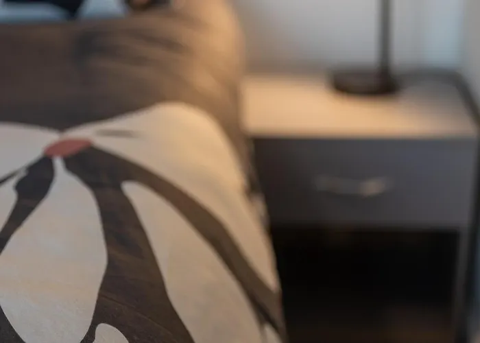 3 Bedroom House In Bris-tol - Sleeps 6 Guests, Contractors, Groups, Families, Business, Leisure & Relocation Welcome, 11 Minutes From Centre, Fast Wi-fi, Smart Tv And Free Private Parking For Two Cars Or Vans, Long And Short We Nyaraló