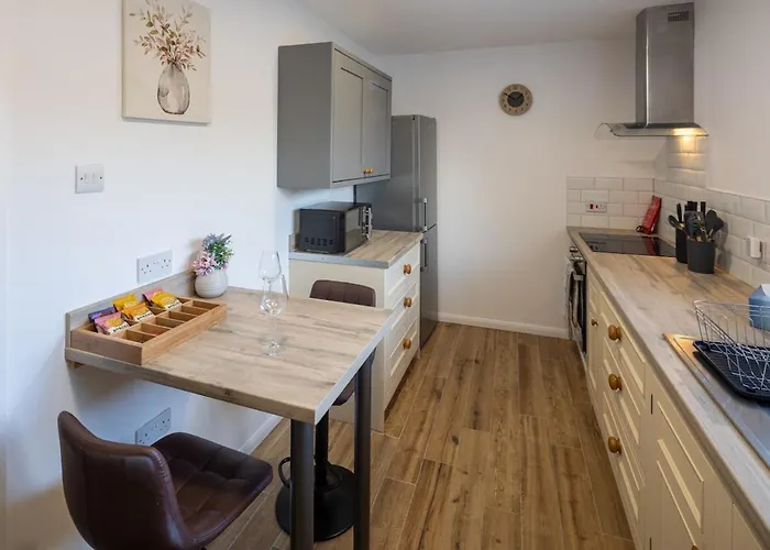 Nyaraló 3 Bedroom House In Bris-tol - Sleeps 6 Guests, Contractors, Groups, Families, Business, Leisure & Relocation Welcome, 11 Minutes From Centre, Fast Wi-fi, Smart Tv And Free Private Parking For Two Cars Or Vans, Long And Short We
