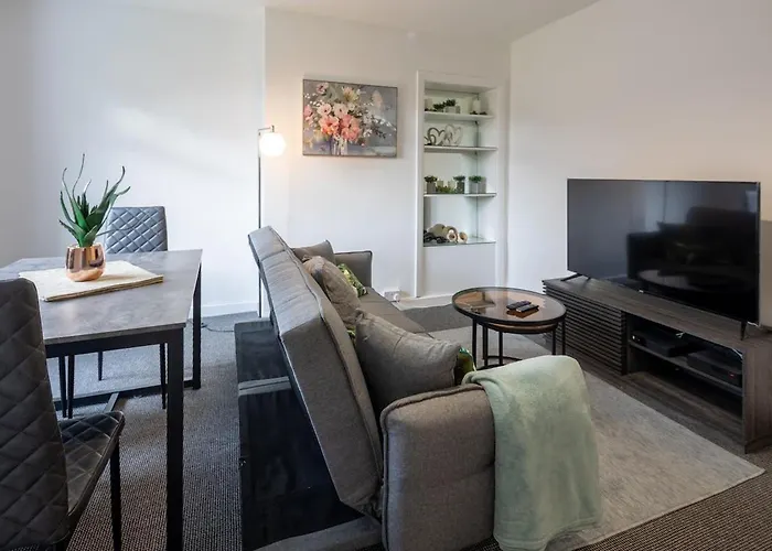 Nyaraló 3 Bedroom House In Bris-tol - Sleeps 6 Guests, Contractors, Groups, Families, Business, Leisure & Relocation Welcome, 11 Minutes From Centre, Fast Wi-fi, Smart Tv And Free Private Parking For Two Cars Or Vans, Long And Short We *