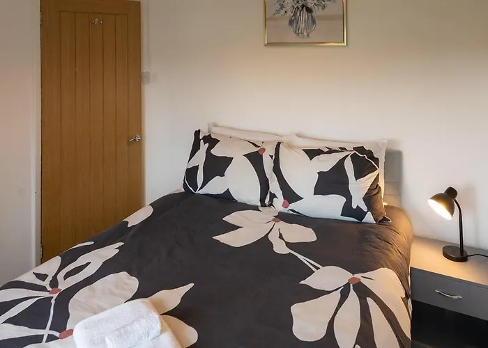 3 Bedroom House In Bris-tol - Sleeps 6 Guests, Contractors, Groups, Families, Business, Leisure & Relocation Welcome, 11 Minutes From Centre, Fast Wi-fi, Smart Tv And Free Private Parking For Two Cars Or Vans, Long And Short We * ブリストル